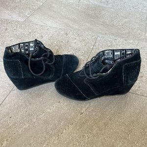 Tom’s Wedges - Lace Up Suede - Kala Bootie - Black - Size 8.5